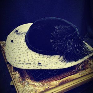 💥PLAZA SUITE - Vintage Velvet and Felt Black & White Hat w/Netting and Feathers